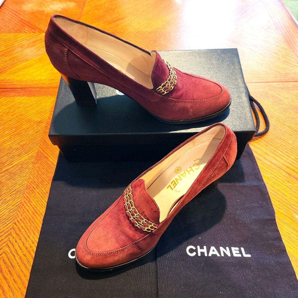 Vintage 90's Chanel Chain-link Accent Suede Pumps